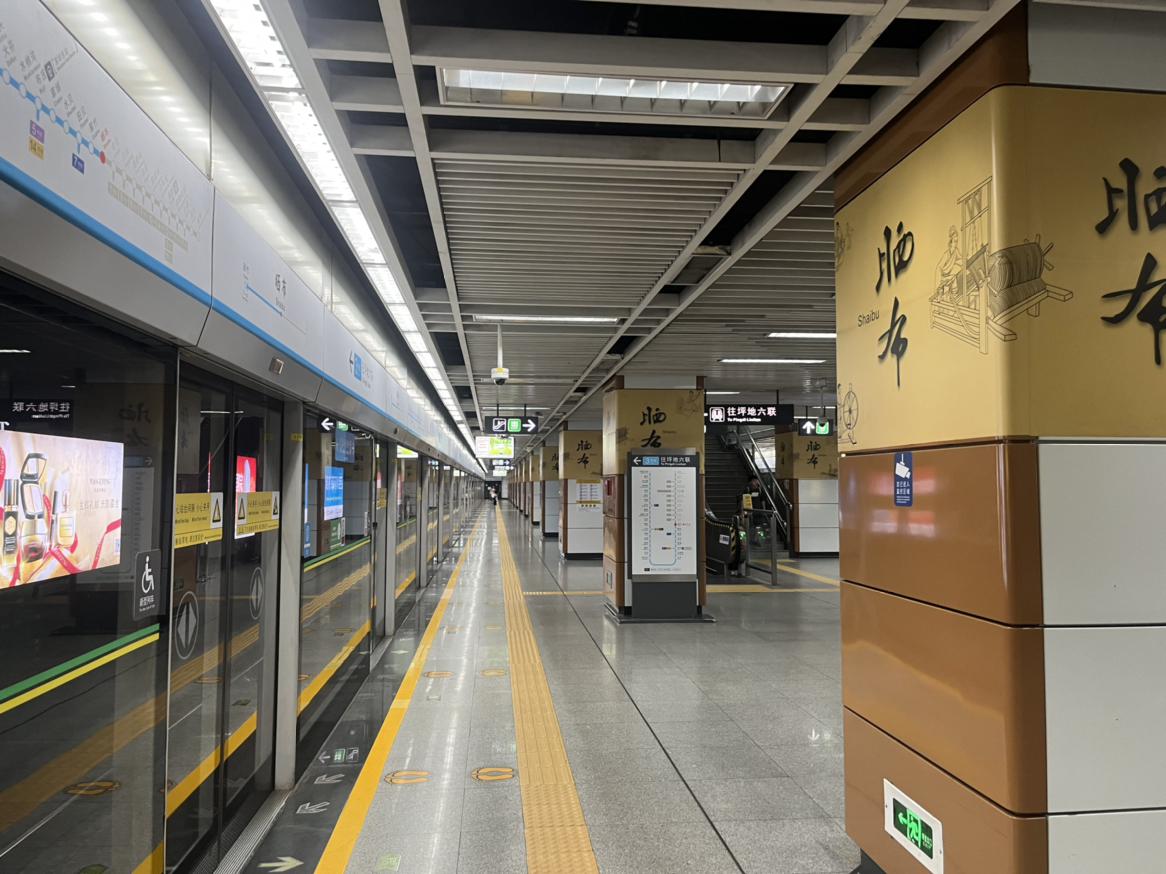 又到了乱穿衣服的季节，今天天气晴朗，阳光暖乎乎地照在身上，状态那叫一个轻松愉快。