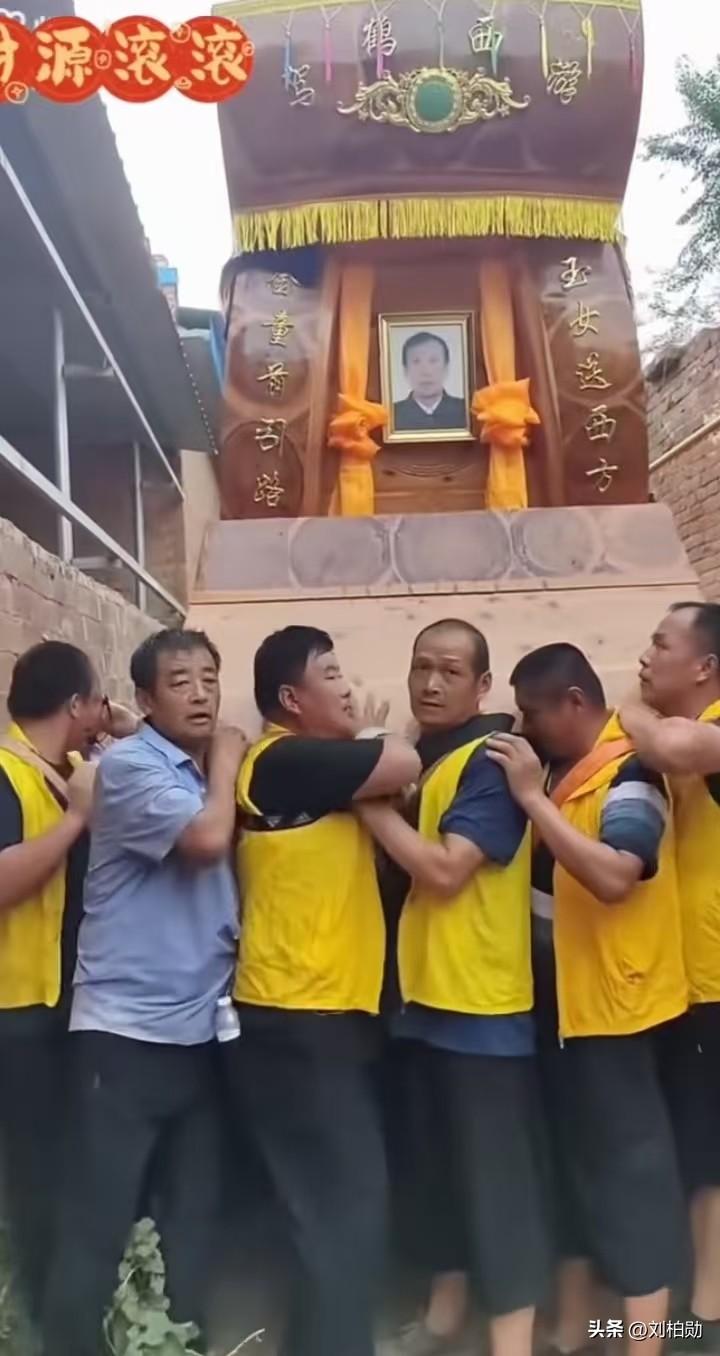 民间自古有“见棺发财”的好彩头，这抬棺的队伍，送的是逝者一程，也送来了满屏的福气