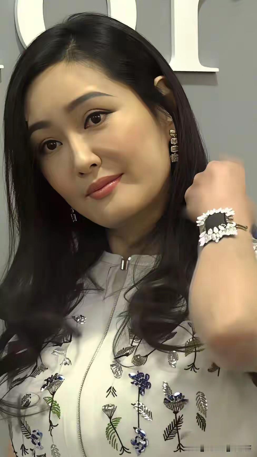58岁的孟广美才是真正意义上的不老女神，她的气质已经超越了钟丽缇，这个年龄段的孟