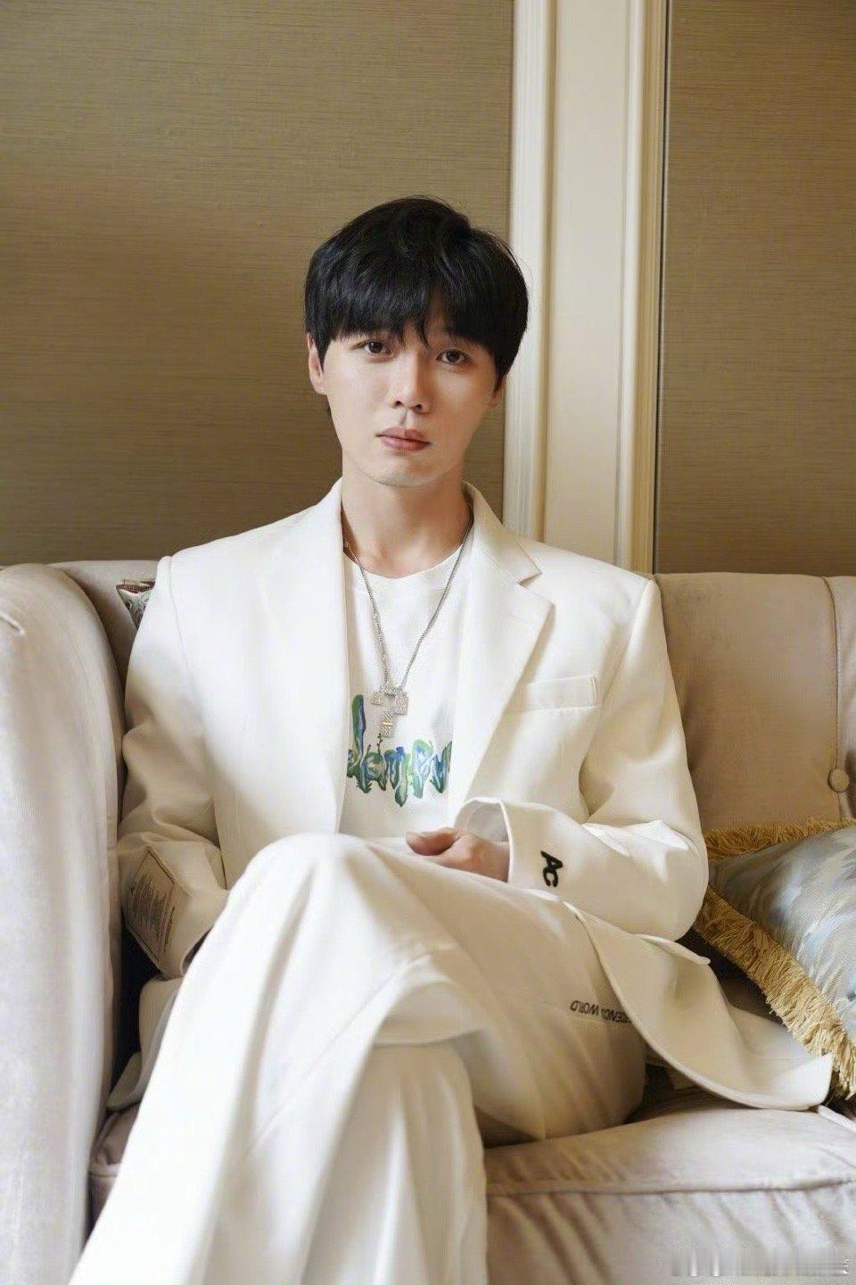 镜头外的左凌峰镜头内外反差感拉满！左凌峰私下真实又暖心，默默努力还用心帮身边人，