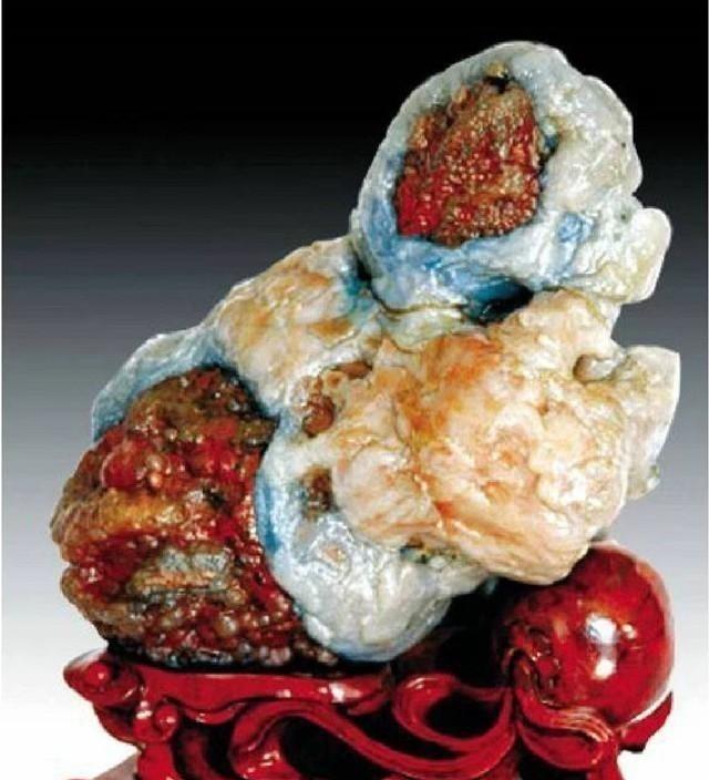 1993年，一牧民答应将一块拴羊的石头5万元卖给一广东人。

这笔交易在当时的阿