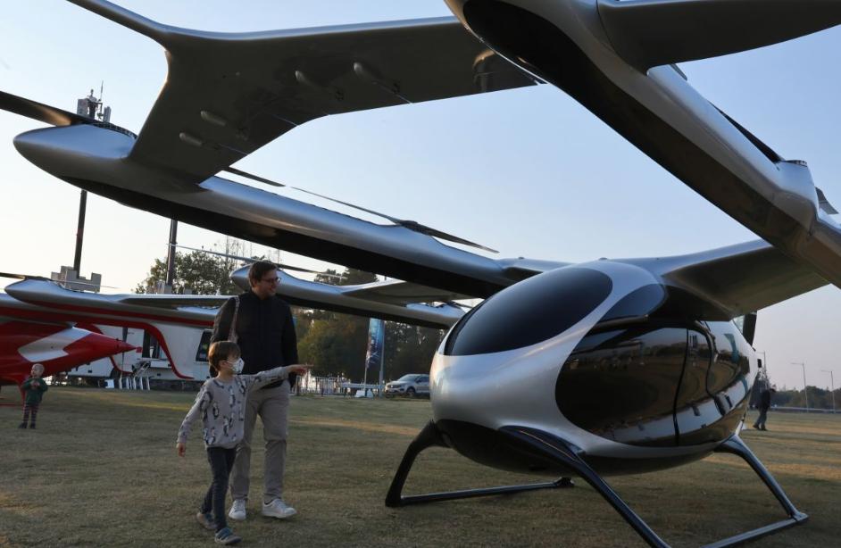 未来已来！中国飞行出租车+无人机送餐落地，美国记者亲身打卡直呼震撼
 
12月1