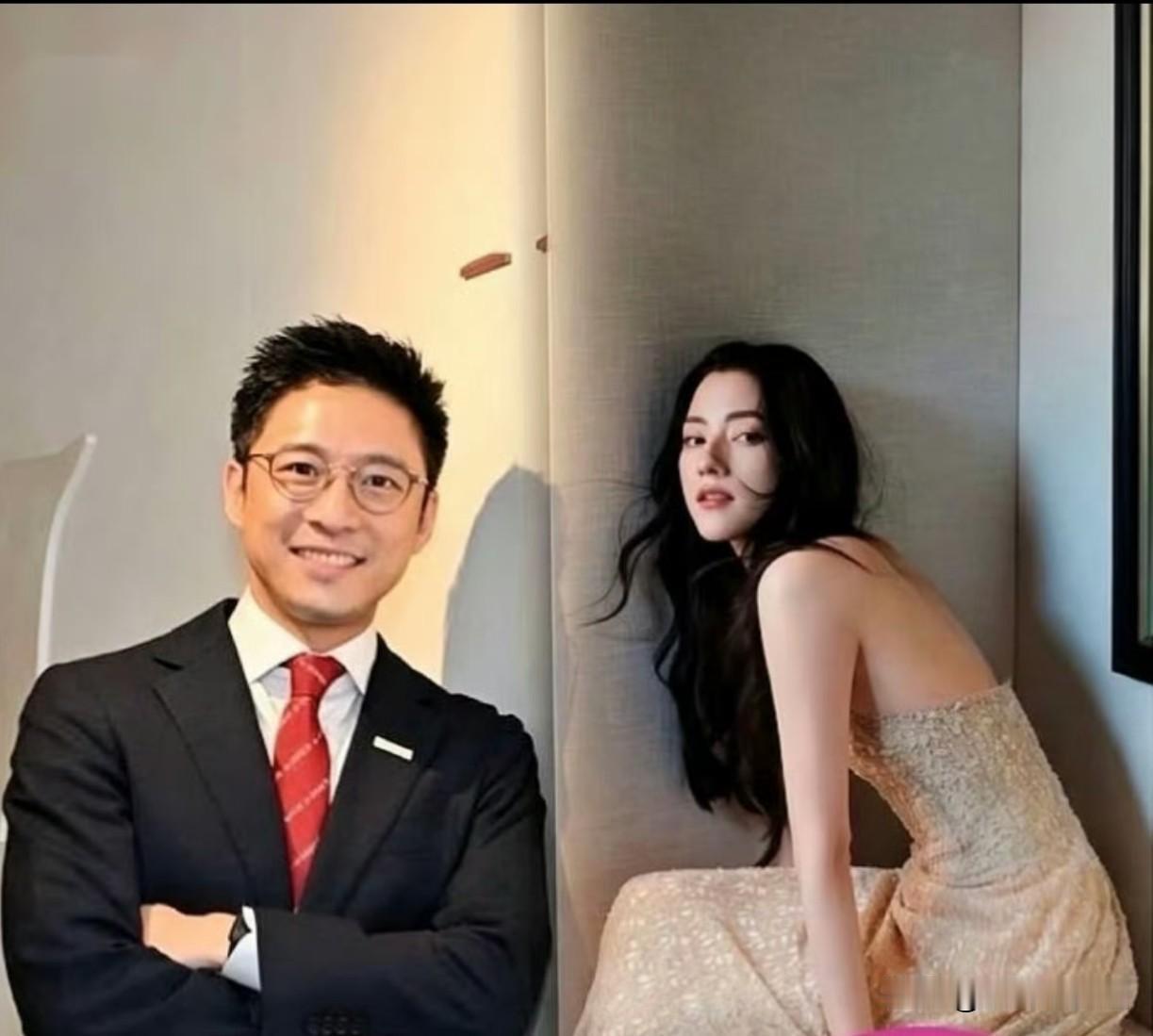 看来郭晶晶这个大嫂又要忙了了
今天香港某记者问霍震霆
儿子霍启山与娜然的婚讯时