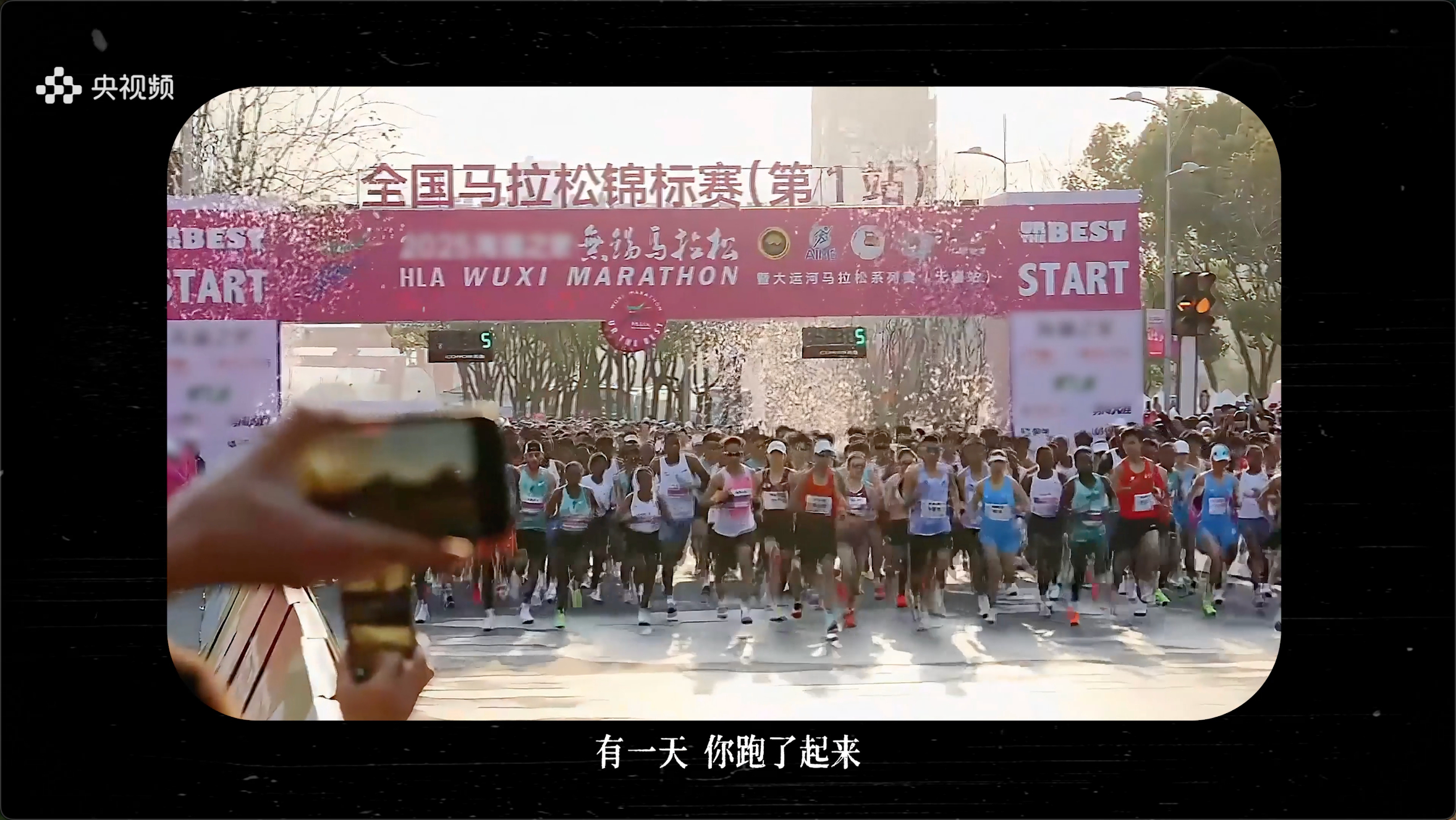 看得出来费翔即使不露脸，那该死的气场也是遮不住的！光听声音鸡皮疙瘩都起来了，那种