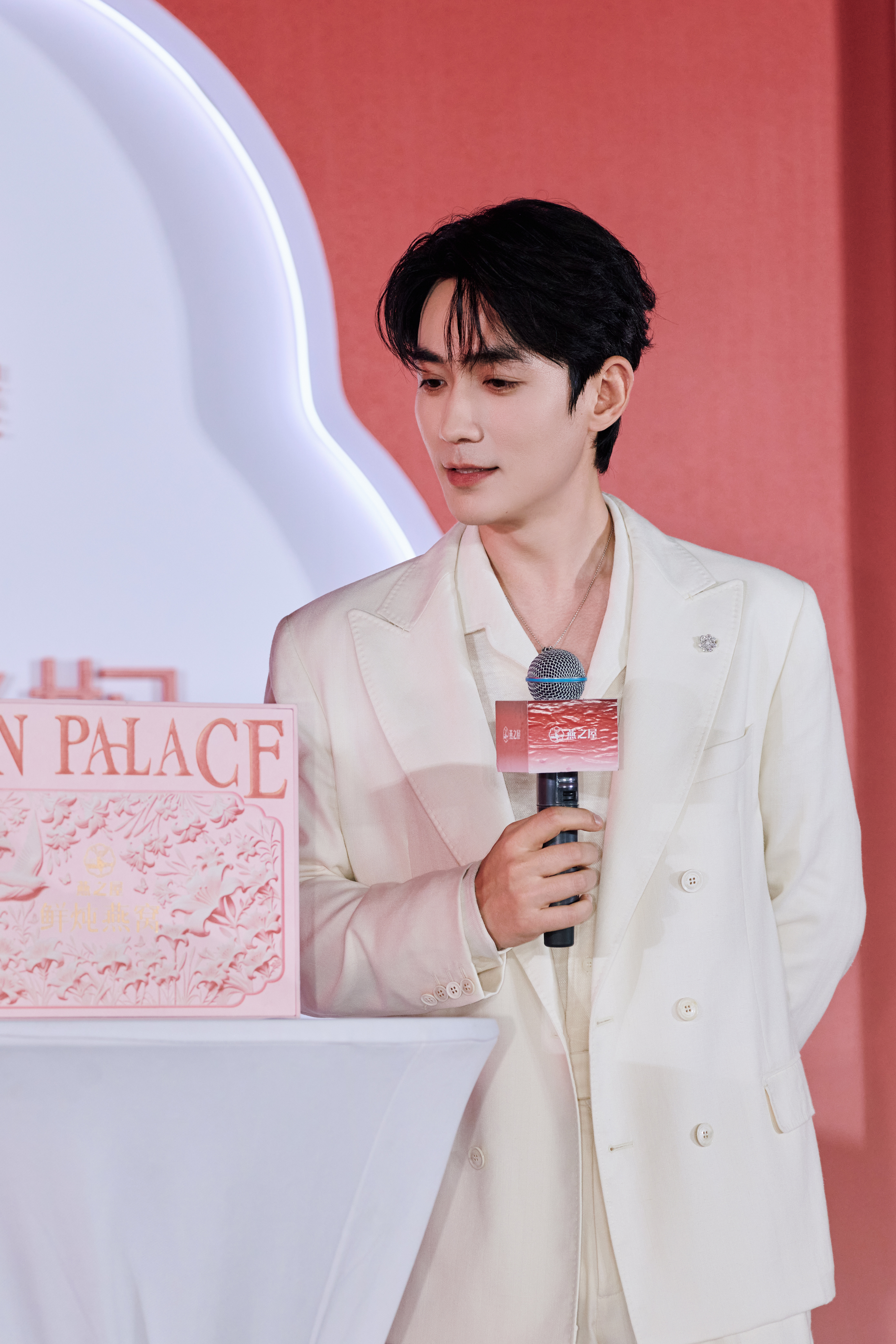 朱一龙今日出席代言品牌线下 & 直播活动图集，一袭戗驳领双排扣西装搭配小V领衬衫