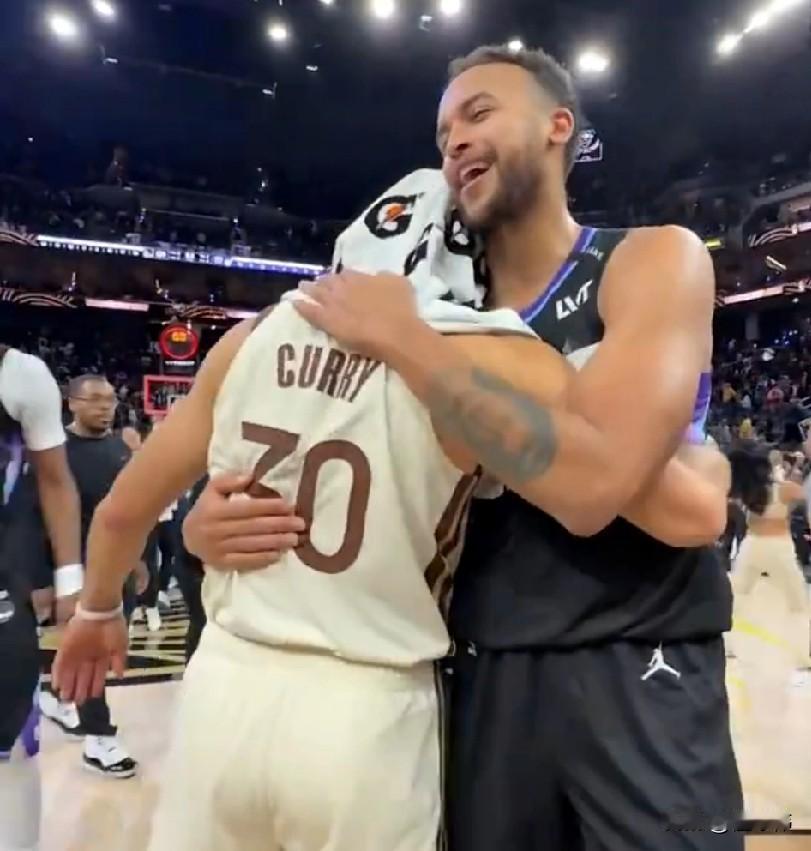 感情依旧！李凯尔谈库里：

“我们在赛后拥抱了彼此，寒暄了几句。”

“库里是一