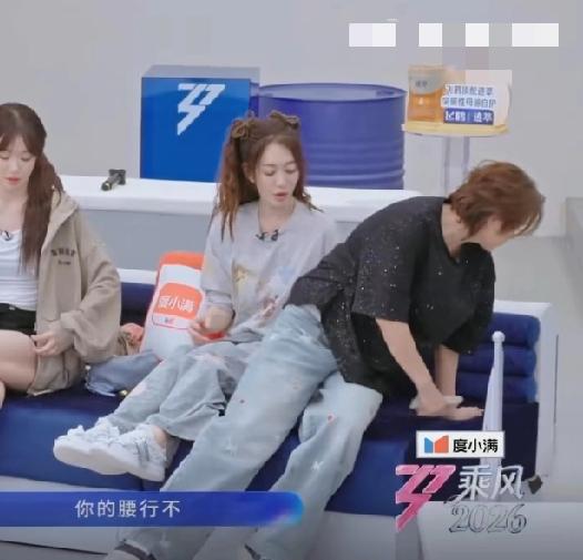 浪姐后台，王濛坐下时腰不舒服，李小冉问她：“你的腰行不？”王濛动作缓慢坐下，说：