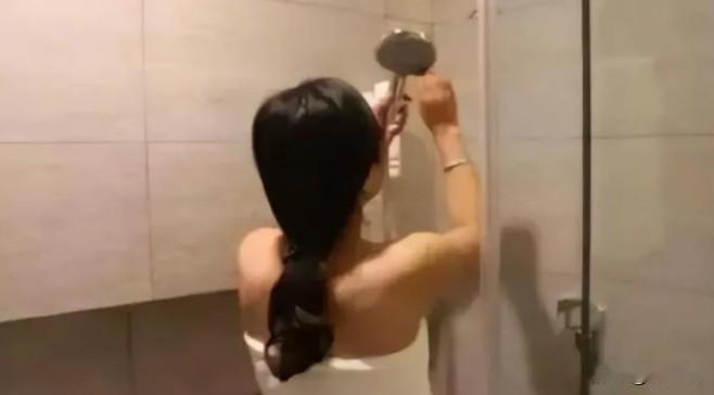 白嫖成功？江苏一女子住院正在卫生间洗澡，同病房陪护男子敲门催了两次，女子都没有应