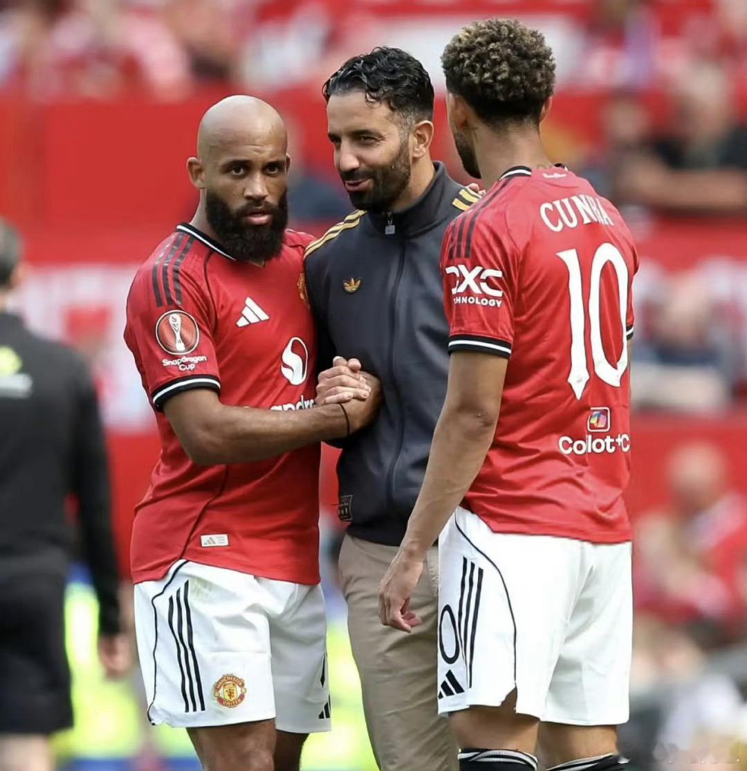 曼联根本不可能争冠，这个赛季的目标始终是重建——让比赛表现回归稳定，并重新杀回欧