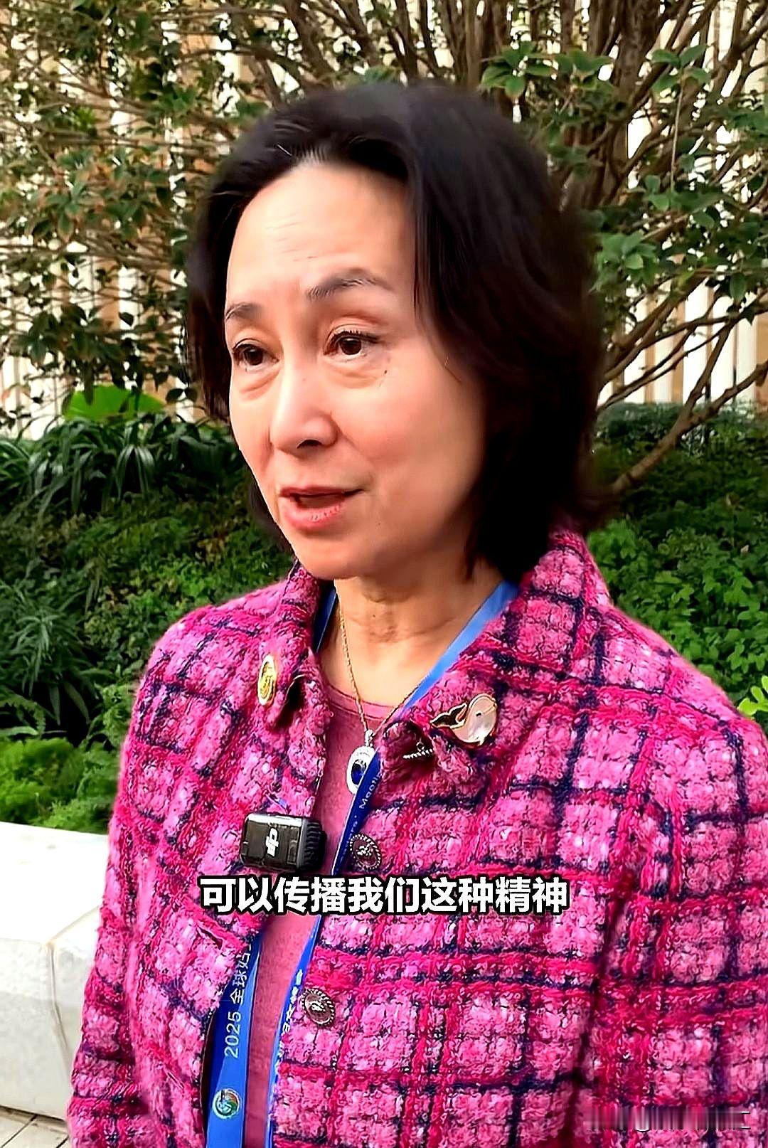 何超琼参加全球妇女峰会，接受采访出口像人民日报。
网友们看到视频则在讨论穿的衣服