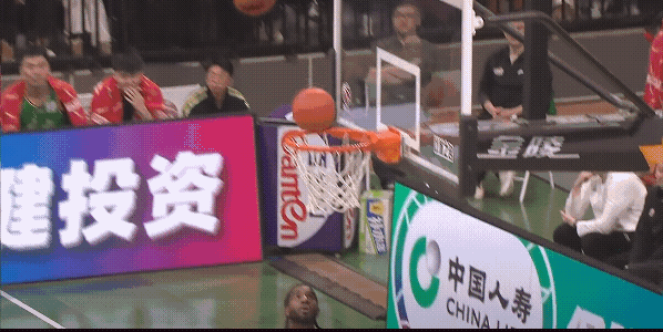 裁判怎么能够判罚辽宁男篮这个进球有效呢？真的不知道裁判如何和邱彪指导解释这个犯规