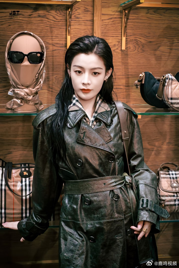 李乃文20秒夸陈丽君5次好帅大哥小助理 贾宝玉的扮相被陈丽君演绎得风骨十足，难怪
