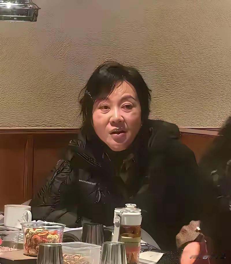演员就是靠化妆，除去妆后，就跟普通老百姓没两样，这是55岁的闫妮