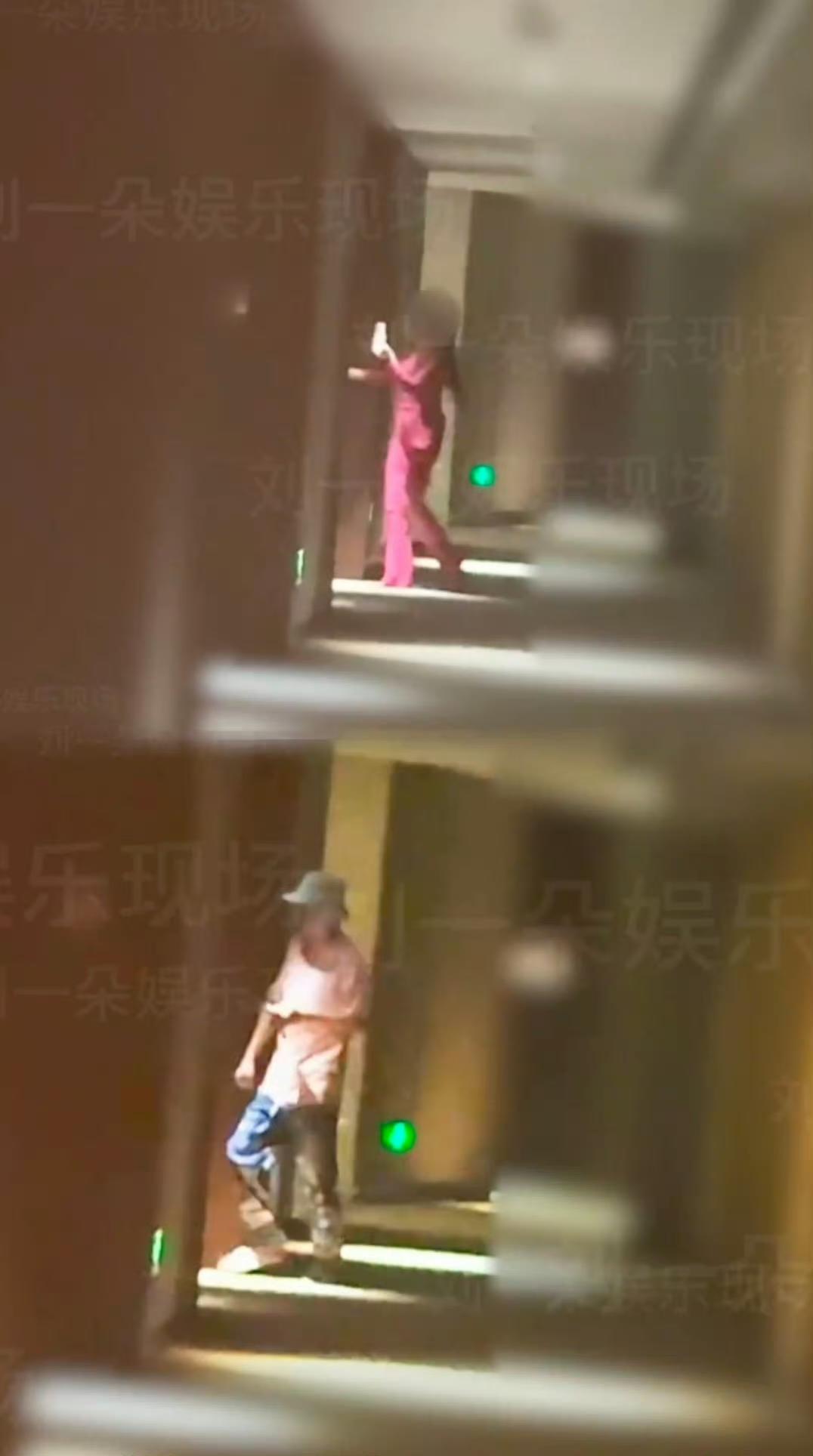 狗仔爆料包贝尔与红发美女入住同一家酒店，深夜一同就餐。
男方凌晨到访女方房间直至