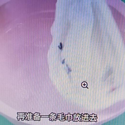 晚上睡觉前在门把手上挂条湿毛巾，这操作看似不起眼，实则用处大了去了！
先准备一盆