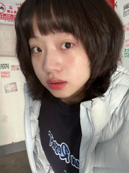 爆炸头最近皮肤有点太好了….