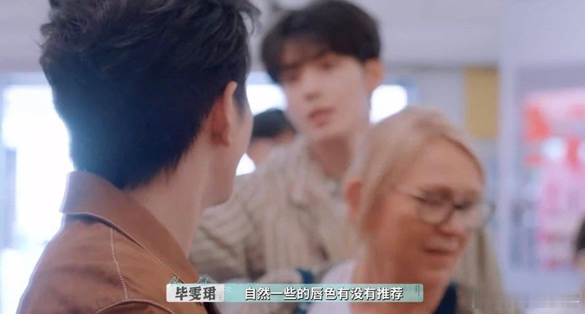 李佳琦停不下来的你问我答巴黎合伙人名场面 顾客的问题一个接一个，从产品质地到美妆