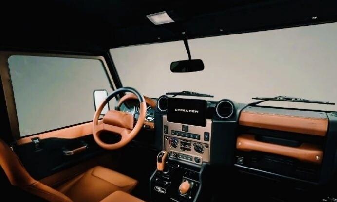 换皮肤”了，19万英镑的复古越野玩法谁想到，卫士也能穿“高定”？
 
路虎经典车