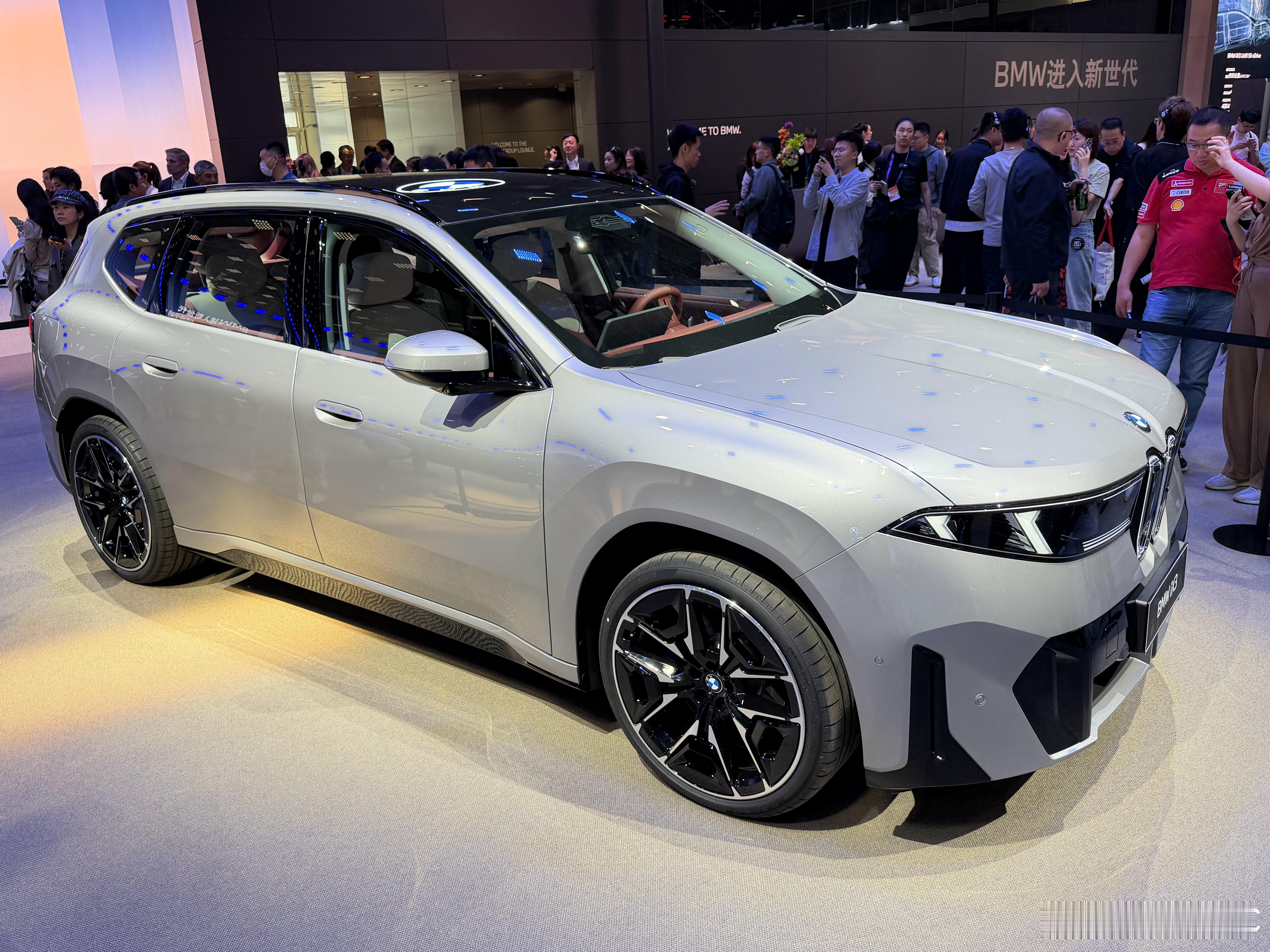 宝马iX3，新世代设计很先锋。唯一一点就是这个鼻子，侧面看像是打凹进去了。202