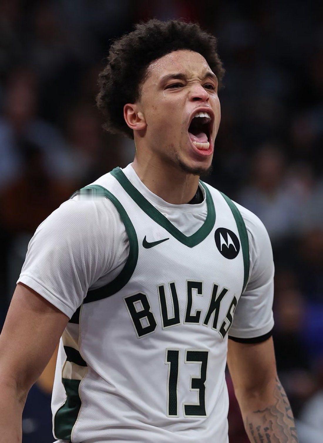 看了一会儿勇士雄鹿，字母哥轮休，雄鹿竟然赢了10分。罗林斯生涯之夜，砍下32分8