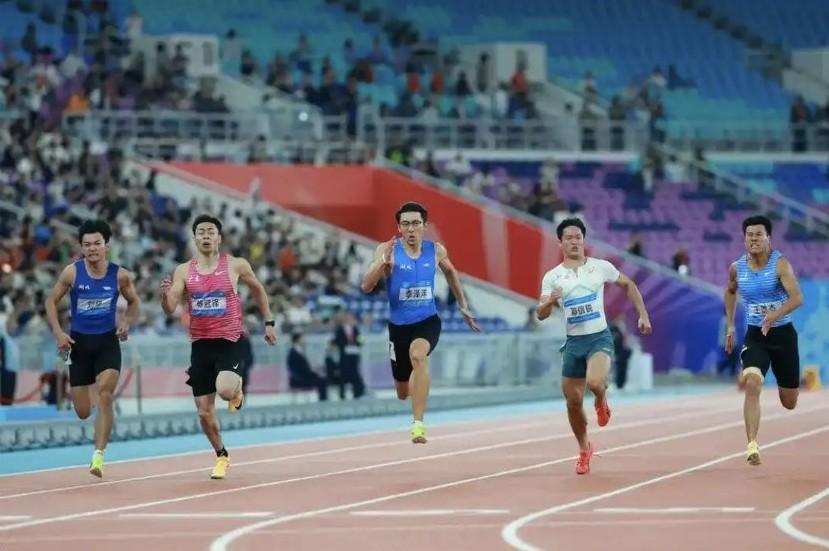 11月17日晚，全运会田径百米“飞人大战”“00后”全面崛起，湖北队2000年的