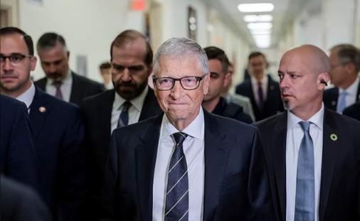 爱泼斯坦案这把旧火，又一次烧到了美国政商精英圈。微软联合创始人比尔·盖茨出现在众