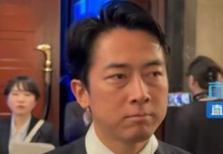 解放军代表质问：日本何时道歉。日本防卫大臣小泉进次郎并没有直接回复，反而顾左右而