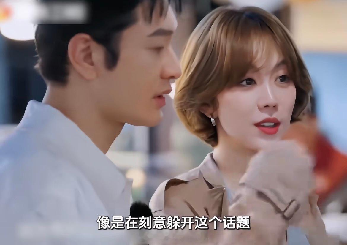 黄晓明看张雅琪的眼神张雅琪 湖南卫视下场姜妍坐车回去拿的时候，黄晓明还特地打电话