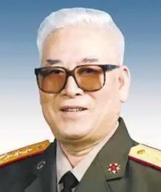 90年代初，南京某陆军师私自违规扩招了45名女兵，固辉上将为l了原则不给老首长面