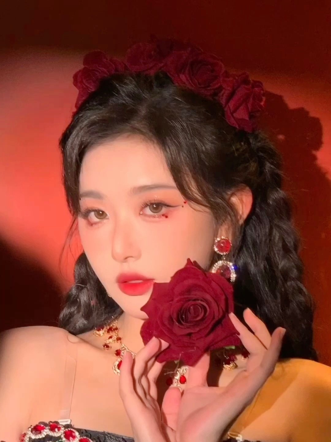 “爱我者 囚我于牢笼”哥特暗夜红玫瑰 孔雪儿美的有点超神咯 ​​​
