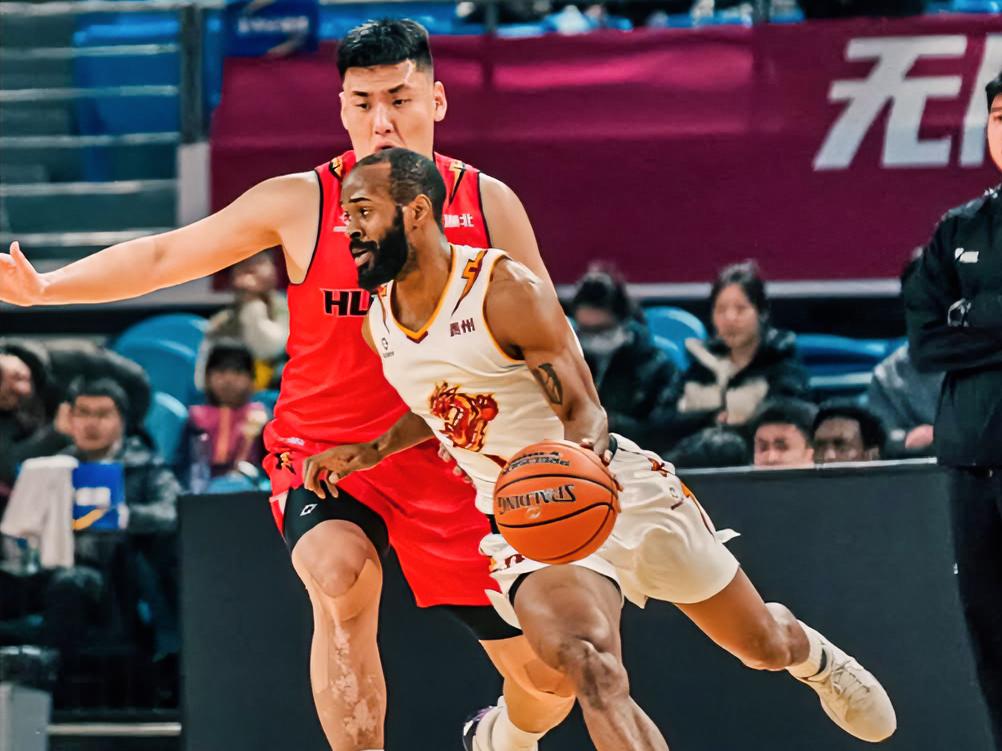 四川丰谷酒业新援后卫维纳莱斯太香了！在今天四川主场迎战深圳的比赛中，目前双方的第