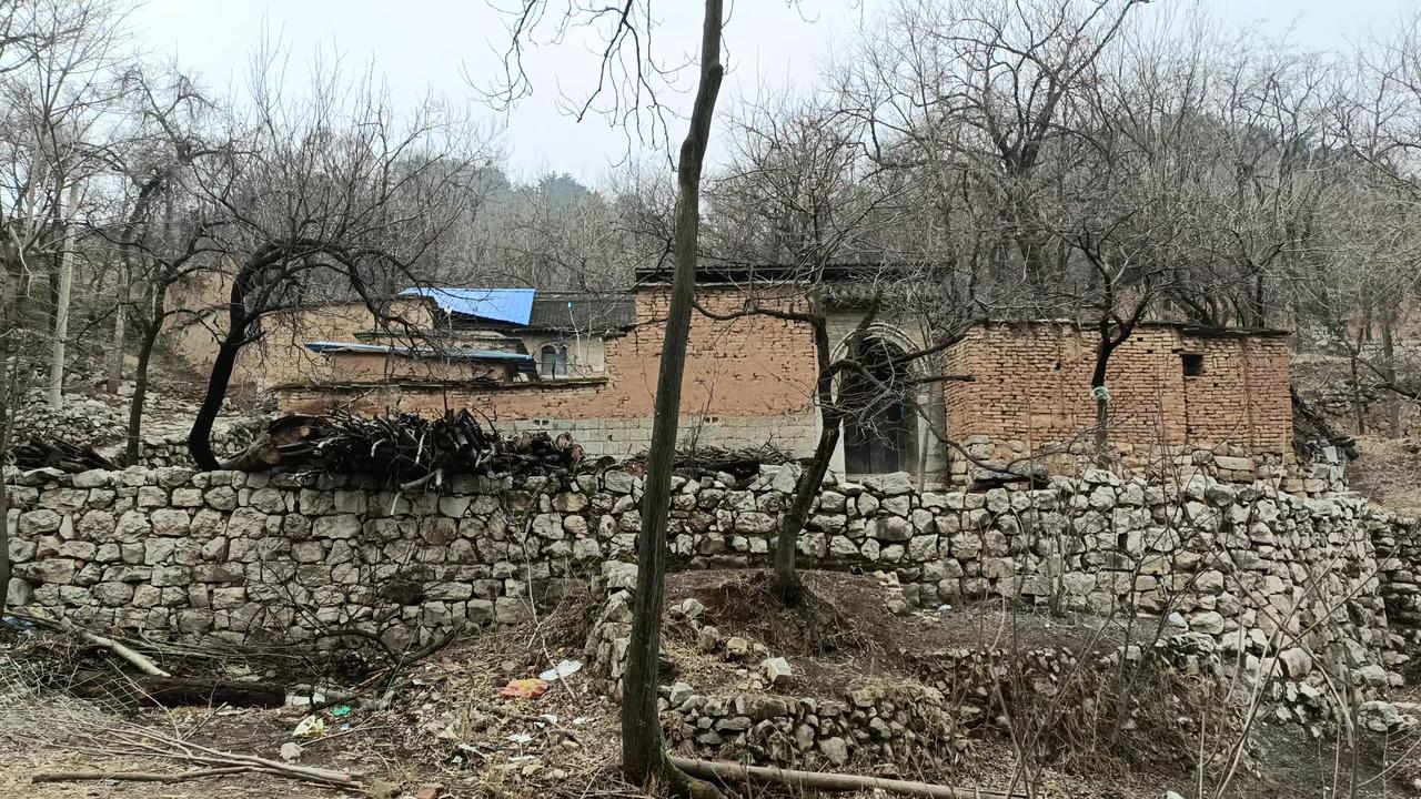 大叔所居之村，乃河北涉县的小神山老村，此村已荒废40余年。去年5月24日我到村里