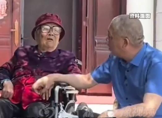 纵使身价过亿，依旧挡不住母亲离世的锥心悲痛；哪怕手下员工万千，也会跪倒在母亲坟前