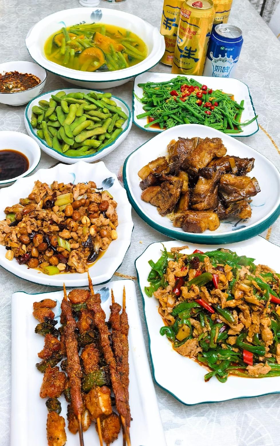 这个问题肯定选中餐吧，不必说街头巷尾冒着热气的生煎包子，咬开是喷香的汤汁和鲜美的
