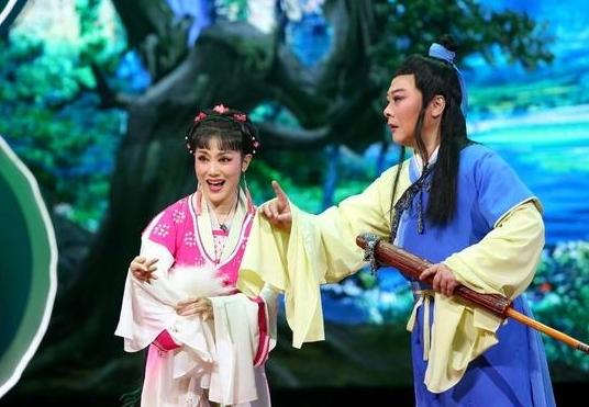 杨俊当年并不特别出众，不受剧院重视，主演机会很少。但她后来的路走对了，平台选择对