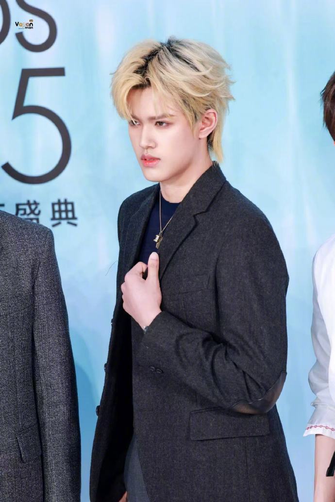 张极金发配半透视内搭造型 张极新造型杀疯全场！金发自带耀眼buff超吸睛，半透视