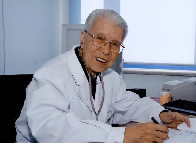 1948年8月的一天，儿科医生张金哲痛苦地割开女儿后背溃烂处，黑乎乎的血块流出，