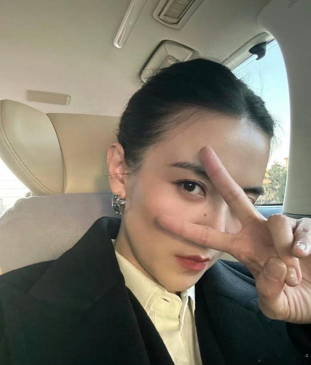 如果你知道宋佳叫我宝贝嫉妒的眼泪从嘴角流了下来….老公姐你什么时候叫我宝贝[泪奔