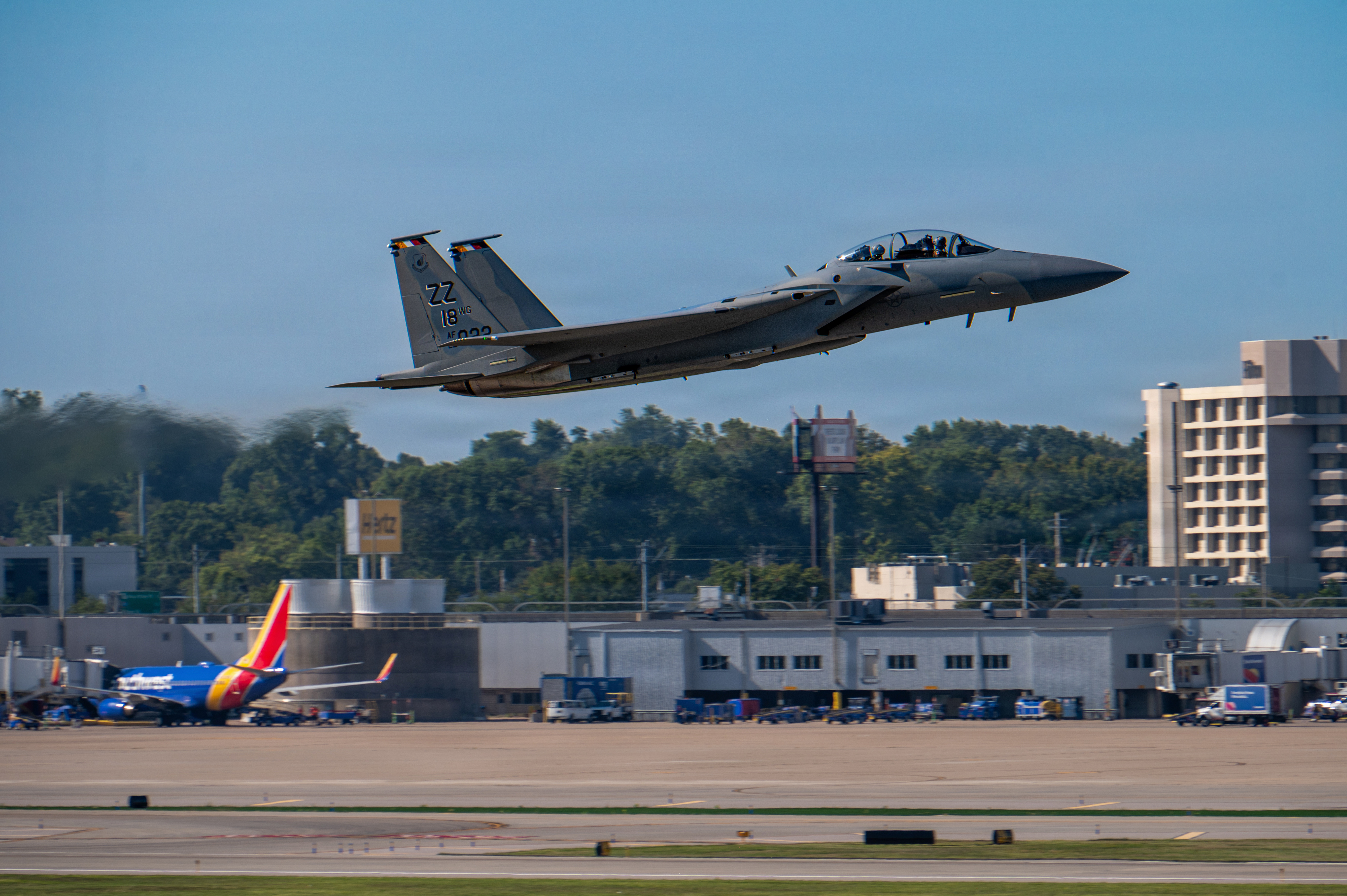首架部署日本嘉手纳空军基地的F-15EX战斗机飞离波音圣路易斯工厂，前往俄勒冈州