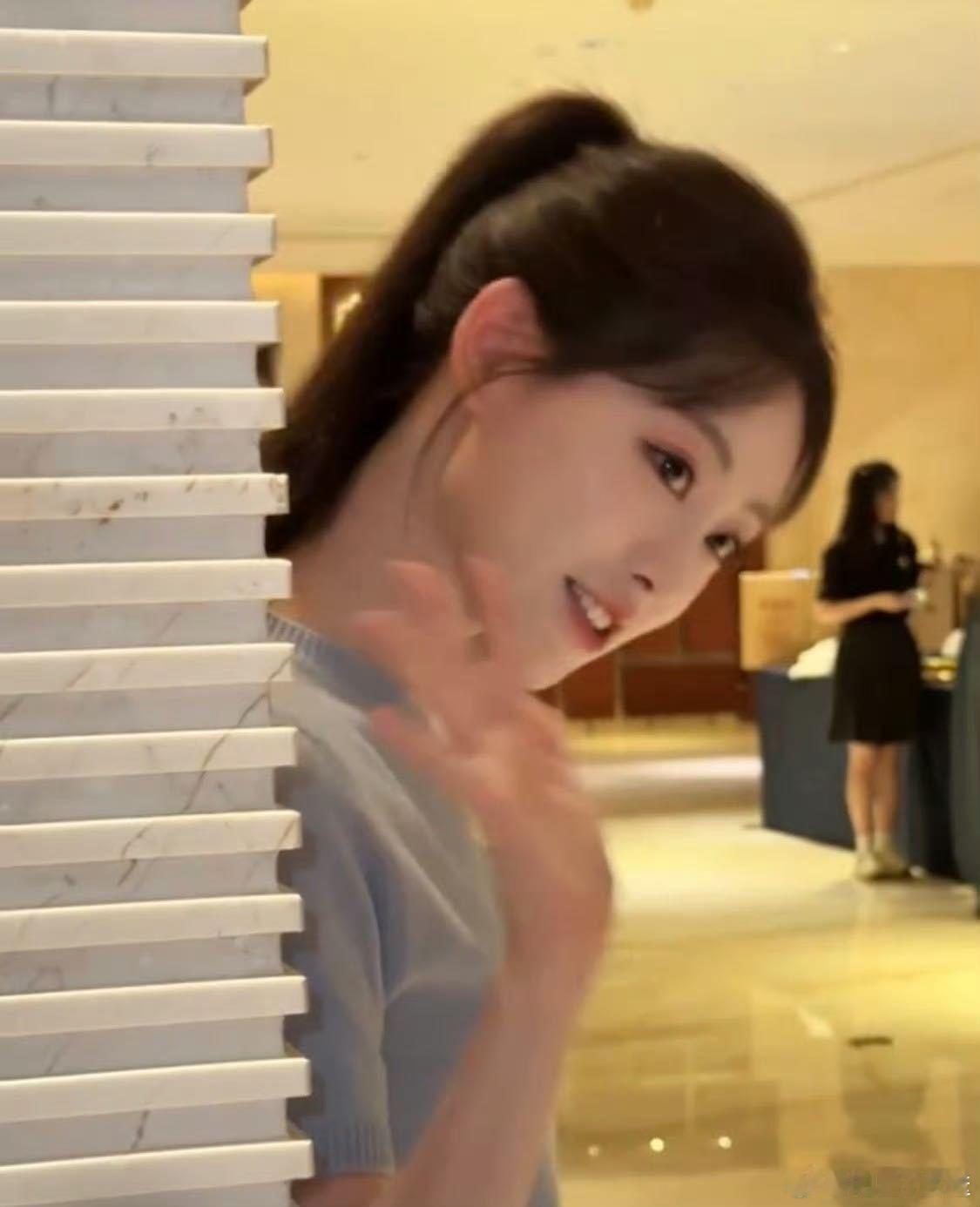 祝绪丹 的眼神真的绝了！坚定中带着温柔，清爽气质扑面而来， 里的祝班长，就是白月