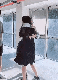 看出来了
别说抱抱
握手也不行