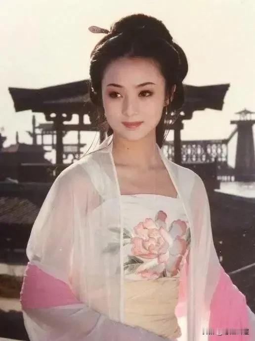 天姿国色，国色天香。蒋勤勤出道时，真是美若桃花，她特别适合古装，端庄秀丽。好像是