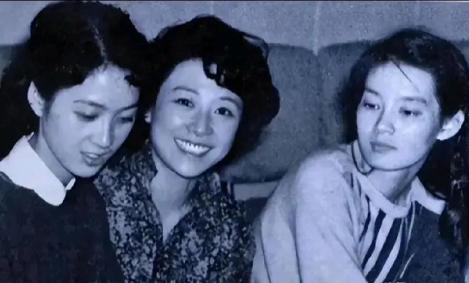 那个年代，没有医美，没有美颜，靠的就是自然美，她们的美纯净，端庄，素雅，却总是惊