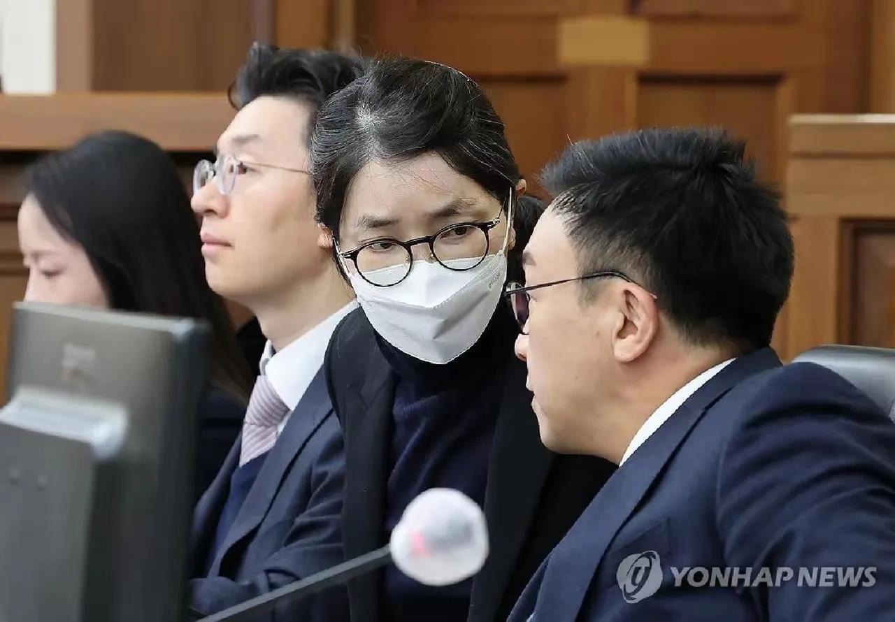 前总统尹锡悦夫人金建希一审只被判了1年8个月，完全出乎所有人的意料，认为判的太轻