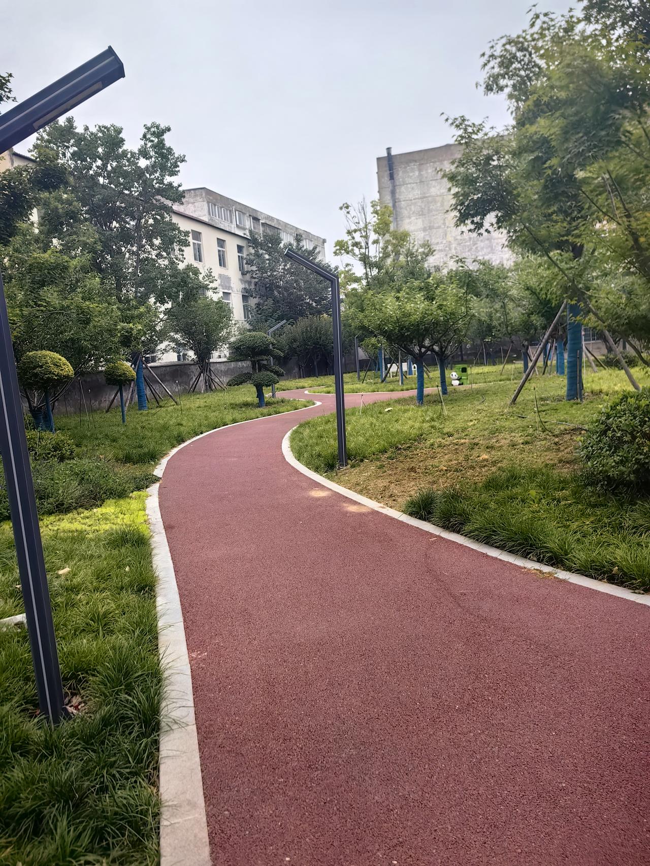 生活总有低谷，但一些句子能像光一样，让人充满希望。汪国真说“纵使黑暗吞噬了一切，