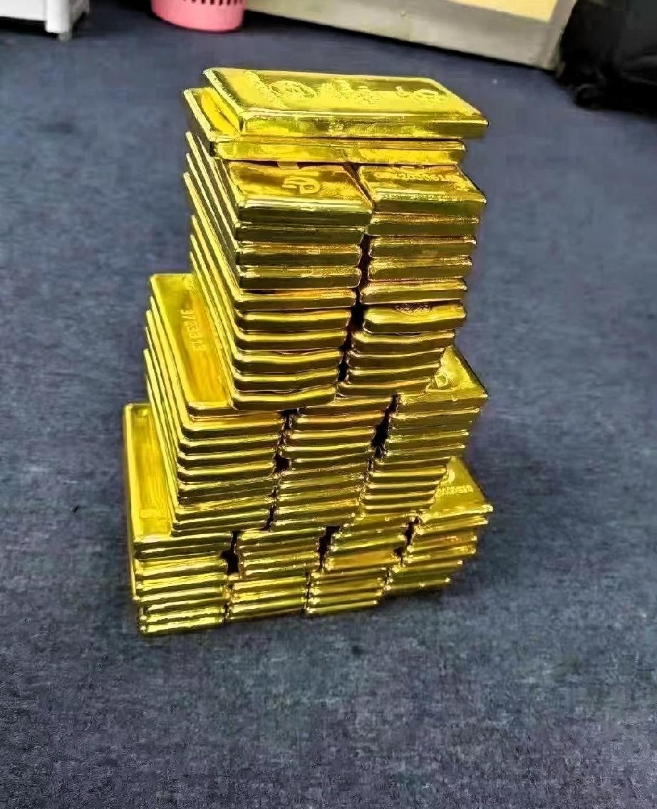 今天买黄金的人，
估计现在嘴都要笑烂了吧，
金价迎来小幅回落，从884跌到878