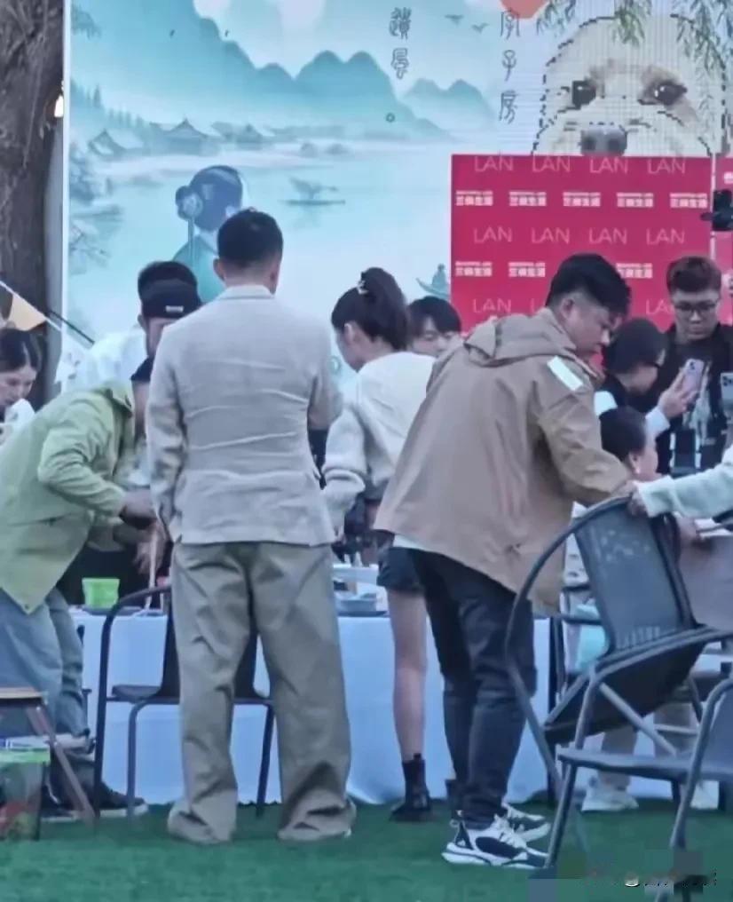 就想问问拍照的人
只顾着老板娘美美

把老板拍成这样
你怕他扣你工资

这又矮又