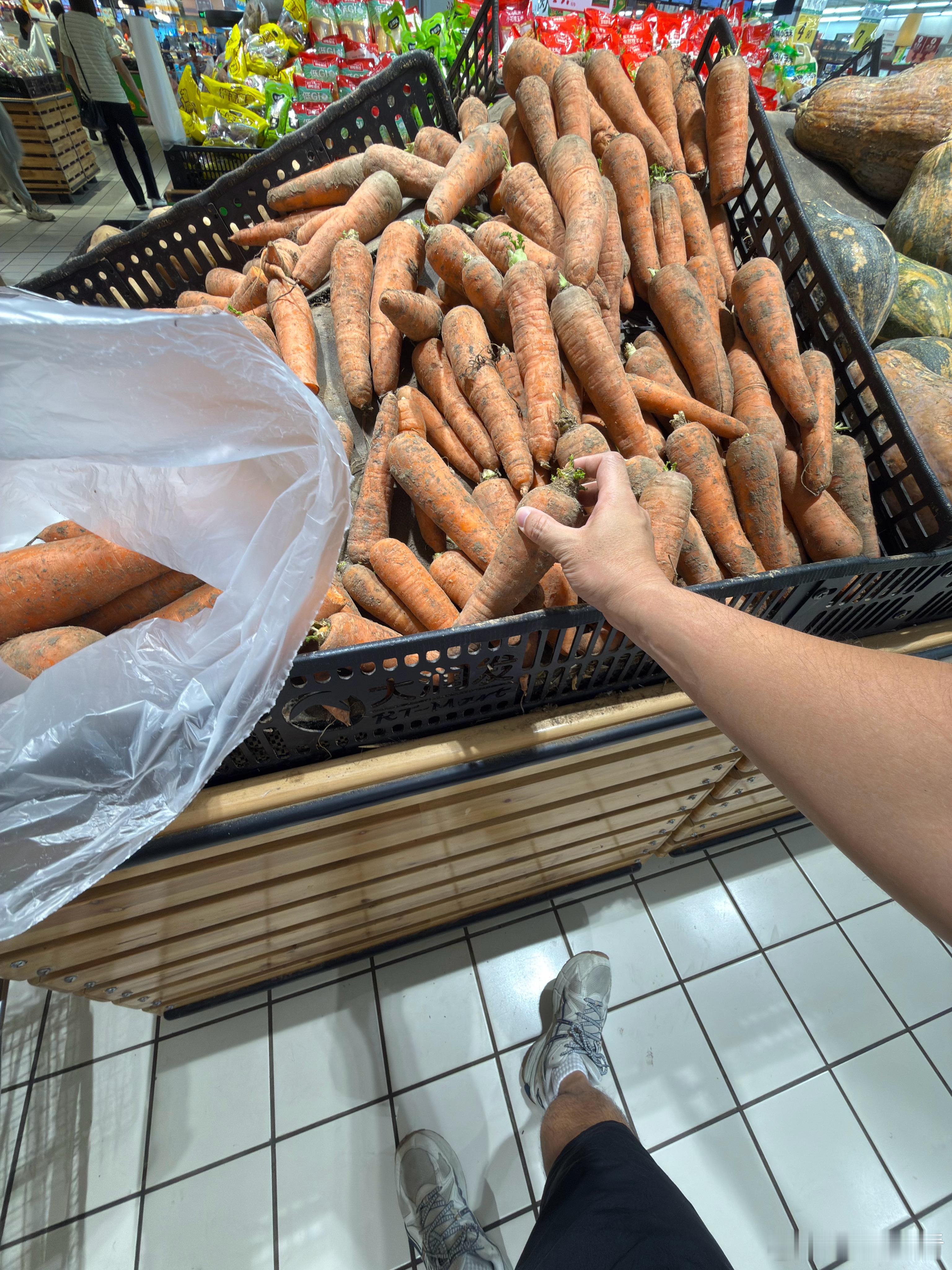 超市买点菜明天上班用…… 