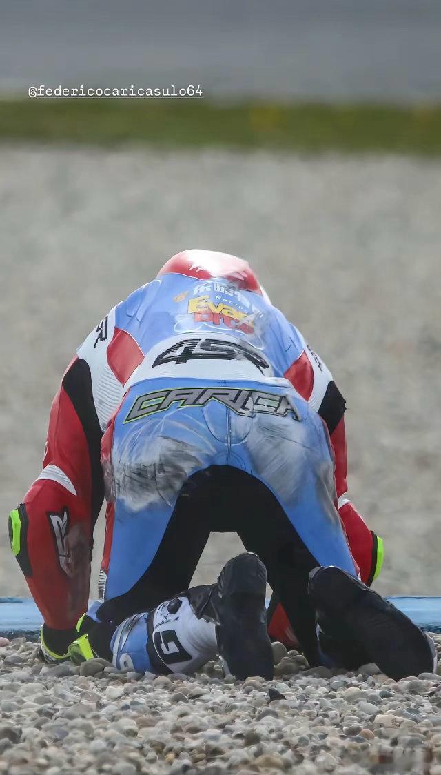 张雪机车64号摔了几次，排名几乎垫底，你们说64号的作用到底是什么？看完一位网友