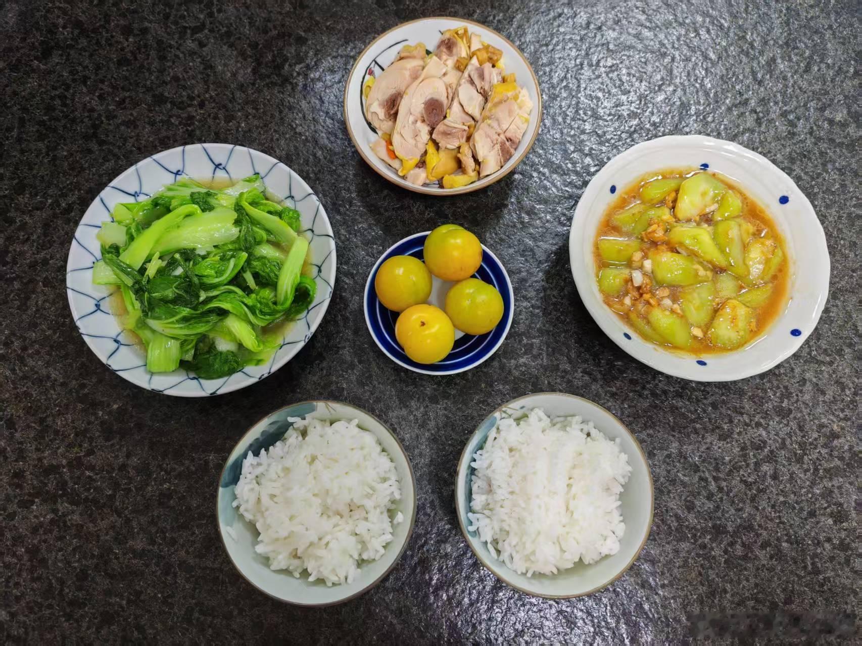 吃完早饭，江哥把屋子收拾干净，对我说：“我要出门了。”我说：“去哪？”江哥说：“